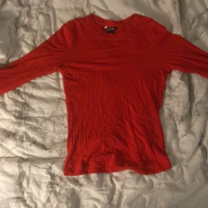Tight röd tröja - Långärmad tröja från monki. Köpt secondhand, endast provsd av mig. Jätte fin men gillar inte färgen röd på mig så säljer den❤️