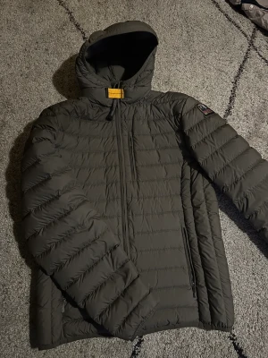 Para jumper jacka       - Hej jag säljer min para  jumper jacka använd 1-2 gånger bara, köpt för 4000kr säljs för 2000kr säljer denna för att grön är inte min stil köpt från Johnells 