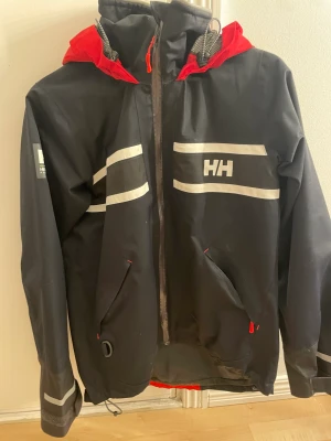 Hayley hansen - En vår och regn jacka, den är vattentät och har bra kvalitet, reflexer runt om jackan. Användts endast två gånger så den är som ny och helt rökfri och felfri.