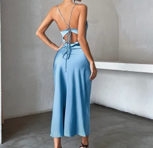 SHEIN klänning satin - Otroligt fin klänning från SHEIN. Sitter som på bilden. Fint material för att vara SHEIN!   Stretchig! Fungerar för för S/M/L