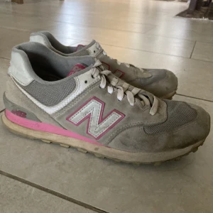 New Balance skor - Sköna New Balance dam i storlek 37. Väl använda men fortfarande i gott skick för fortsatt användning. Kan använda till vardags såväl som till träning.  Frakt möjligt eller upphämtning i Lund/Malmö.