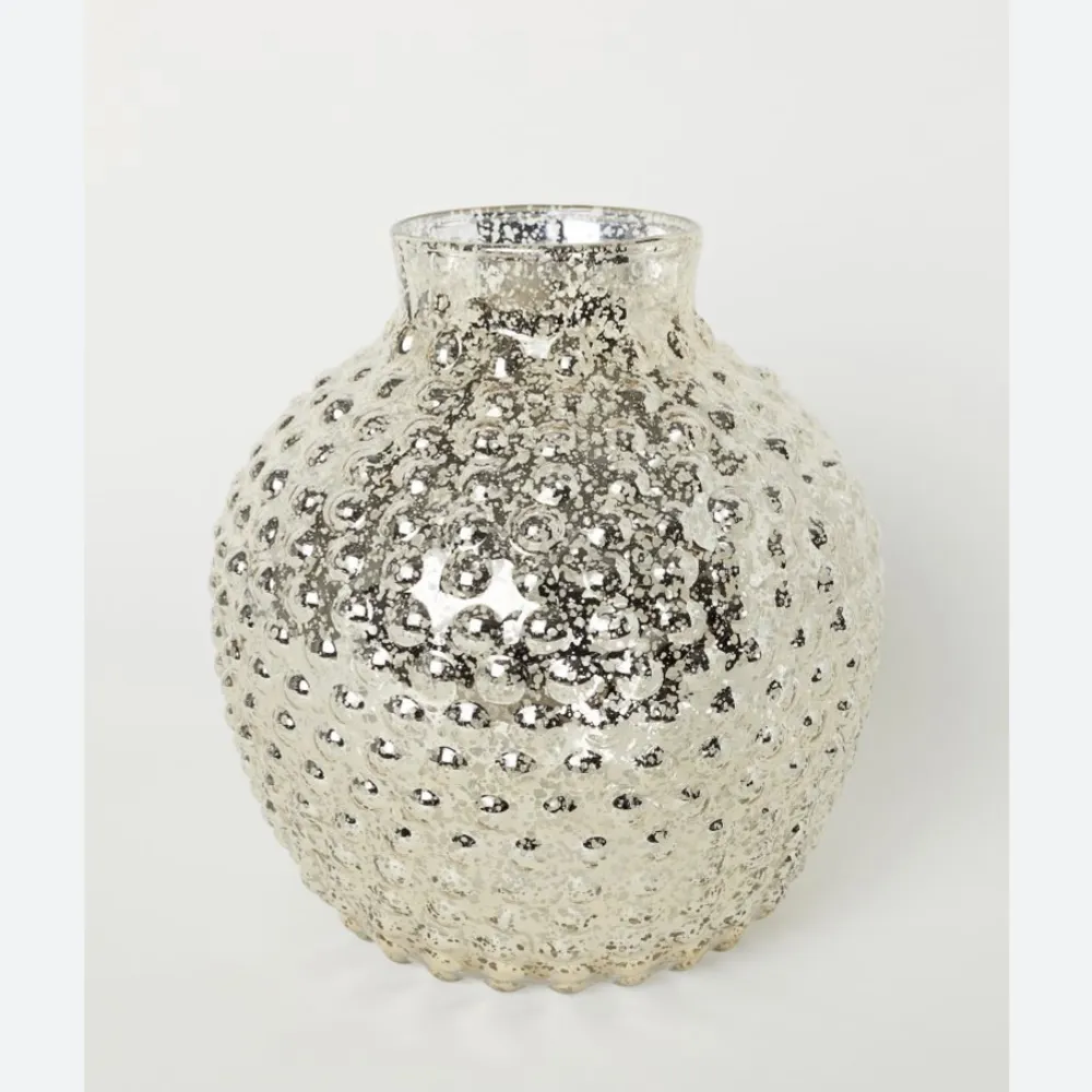 En fin stor vas från H&M i nyskick. Höjd:26cm diameter upptill:9,5cm Slutsåld på H&M.. Övrigt.