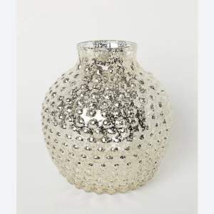 En fin stor vas från H&M i nyskick. Höjd:26cm diameter upptill:9,5cm Slutsåld på H&M.