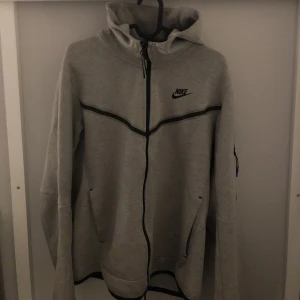 Nike tech  - Hej! Säljer min feta tröja, strl S passar M. Skriv om ni har funderingar 