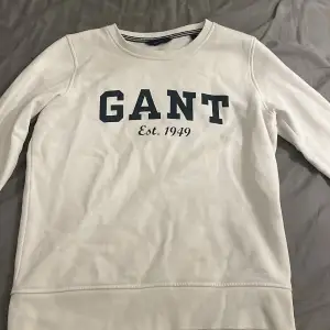 Säljer en Gant tröja i storlek xs. Den är i bra skick och är använd fåtal gånger. 