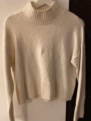 Stickad tröja  - En fin stickad tröja från other stories. De har använts ganska mycket men är inget fel på den. Tröja är i storlek S👋