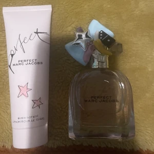 Marc jacob parfym gift set - Det är helt nytt fick den på julklapp  Har använt bara två gånger annat är det helt nytt Bodylotion 75ml Parfym 50ml