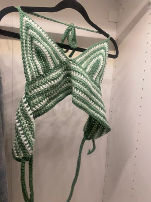 Virkad topp - Säljer en till virkad topp (egen gjord men inte av mig ) i grönt å vitt, går att justera bak och är gjord för bh kupan. 🥰