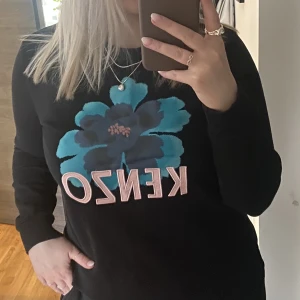 Kenzo tröja  - Säljer en tröja från Kenzo. Storlek L, men är som en storlek M. Nypris: 1995kr. Mitt pris: 500kr. 