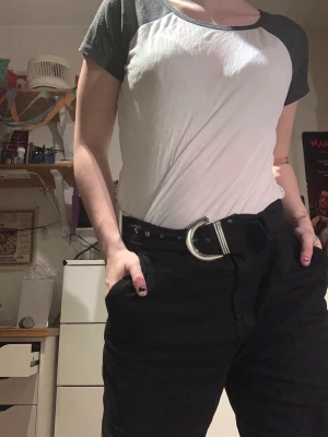 Vit T-shirt Gina Tricot - Vit T-shirt från Gina Tricot med grå ärmar. Tunt luftigt tyg, väldigt skön. Knappt ett år gammal men jag använder den inte längre 