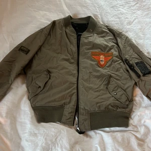 Bomber - Fett cool bomberjacka i tygmaterial från usa med najs detaljer. Märket är midwest international. Stryks självklart innan! Hör av er vid frågor!