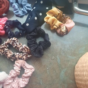 Scrunchies - En himla massa scrunchies i bra kvalitet för ca 10 kr styck, tryck ej på köp nu för att välja vilken färg😗 