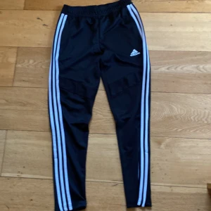 Träningsbyxor  - Byxor från Adidas. Strl.152