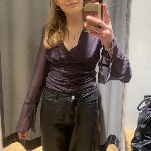 Fest topp  - Lila fest topp från bikbok.  Köpte denna förra veckan i nyårsstressen, insåg när jag vaknade dagen efter att den är alldeles för stor… så använd 1 gång 💖🤌🥴