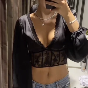 Topp - Säljer denna vackra topp i nyskick. Den är i stl XS och är köpt för 459 kr på zara. Mitt pris är 359 kr🫶