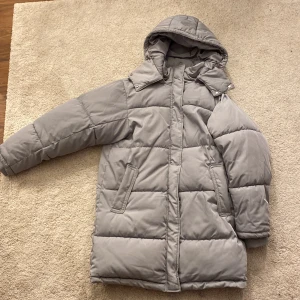 Grå lång kappa - Säljer en grå kappa från pull and bear då jag inte använder den. Använd ett fåtal gånger så den är i ny skick och inga fel på den. Vid frågor eller om du vill ha fler bilder är det bara att skriva. Ny pris 699kr men säljer för 600kr. Pris kan diskuteras.