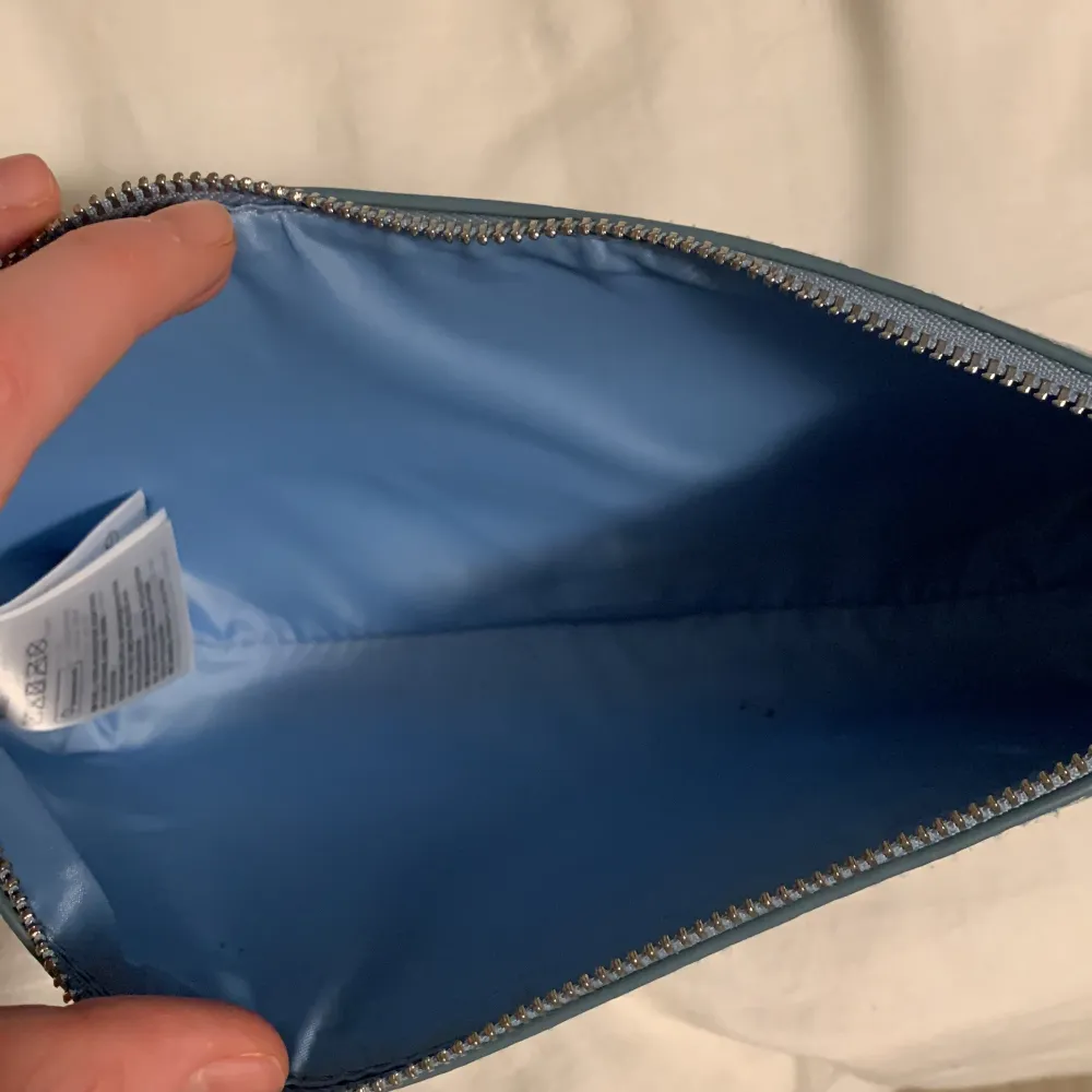 Minibag/miniväska ifrån hm. Frakt kollas upp vid köp men det är runt 30-50kr tror jag.. Väskor.