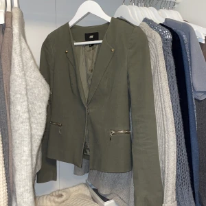 Militärgrön kavaj - Militärgrön kavaj från hm med guldiga detaljer, nitar o dragkedja. Superbra skick ✨