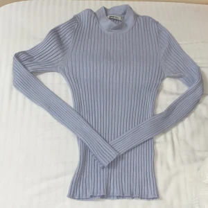 Babyblå tröja från Gina Tricot  - En jättefin babyblå tröja som är ribbad. Har lite smink vid kragen men det går bort på tvätten. Är i storlek XS. Är från Gina Tricot. Köparen står för frakten ❤️