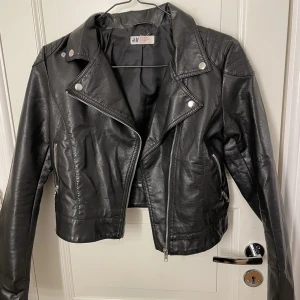 Skinnjacka  - Svart skinnjacka från hm, storlek 170 men skulle säga att det kan vara som en xs/s☺️