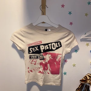 Hm topp - Sex Pistol HM cropptopp. Aldrig använd. Ny skick. Lägsta bud: 40