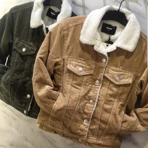 Bikbok manchesterjacka - Oanvänd manchesterjacka från bikbok i en beige färg. Insidan är fodrad. Inköpt på bikbok. Säljer även en mörkröd. (Lånade bilder) skriv för fler bilder!