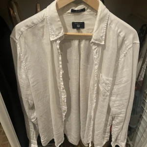 Gant linneskjorta, vit, storlek M - Gant linneskjorta, vit i storlek M, bra skick.