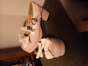 Lolita skor  - Väldigt söta lolita skor lite slitna längs fram se bild 3 men ändå fint skick, ny pris 800kr. Ps liten 37:a 