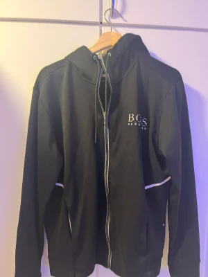 Hugo boss tröja - En tröja som är i storlek large men passar medium 