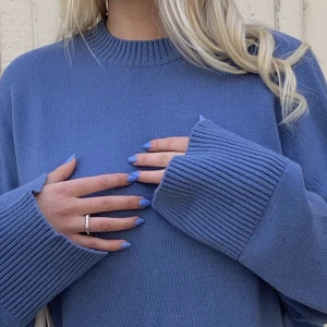 Stickad tröja LXA - Superfin och mjuk stickad tröja från LXA som är helt oanvänd!   Storlek M, Nypris 699:-.