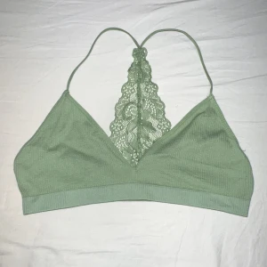 😍 bralette - så snygg v-ringad bralette som jag köpte förra sommaren på urban outfitters. ej använd då den tyvärr är lite stor på mig. storlek M & prima skick!! 🥑:3