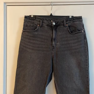 Gråa jeans hm - Gråa jeans från hm. Använda ett par gånger bara. Storlek 42. Frakt tillkommer