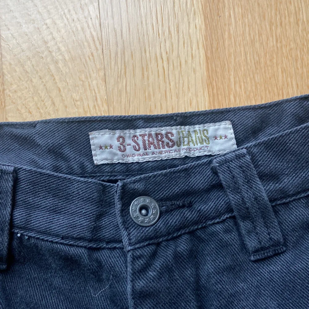 Svarta cargo jeans /carpenterbyxor :) passar inte mig längre tybärr. Jeans & Byxor.
