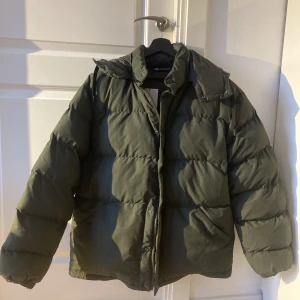 Vinter Jacka  - Grön vinterjacka från Zara stl M Aldrig anvönd. Säljes pga fel storlek.