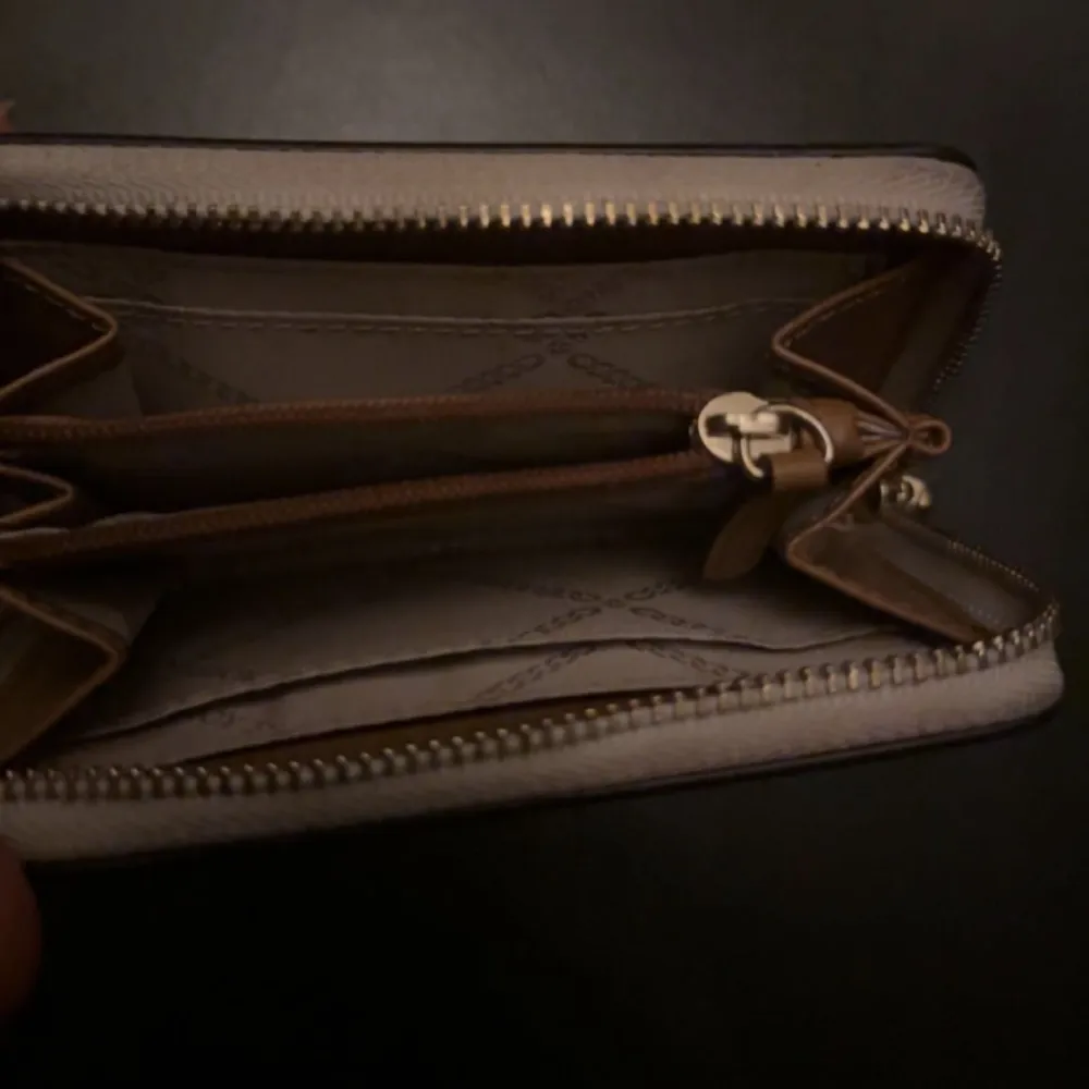 Michael kors plånbok har använt några gånger är i bra skick.. Väskor.