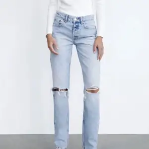 Säljer väldigt fina ljusblå, straight, mid rise, full length jeans från zara. Väldigt snygga jeans, men kommer tyvärr inte till användning längre och därav att jag säljer. Använda några gånger. Nypris 359kr ❤️❤️❤️  Köparen står för frakt🥰