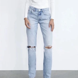 Zara Jeans - Säljer väldigt fina ljusblå, straight, mid rise, full length jeans från zara. Väldigt snygga jeans, men kommer tyvärr inte till användning längre och därav att jag säljer. Använda några gånger. Nypris 359kr ❤️❤️❤️  Köparen står för frakt🥰