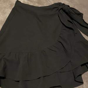 En jätte fin kjol från vero Moda, som man knyter. Köpt för två/tre år sedan men inte mycket använd 💓