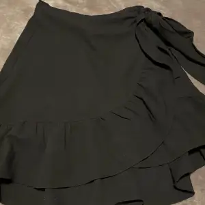 En jätte fin kjol från vero Moda, som man knyter. Köpt för två/tre år sedan men inte mycket använd 💓