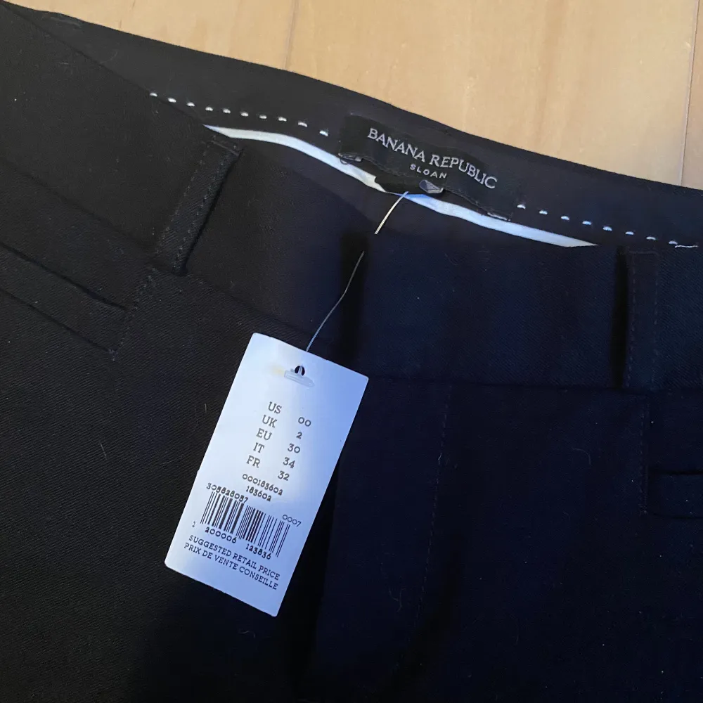 Nya kostymbyxor med tag från banana republic petite storlek xs/xxs Säljer för dom är för små för mig Kostar 739 kr nypris från zalando Modell namn:sloan . Jeans & Byxor.