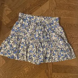 Zara kjol köpt för ett tag sedan, ser ut som ny utan defekter. Har inbyggda shorts under kjolen💘