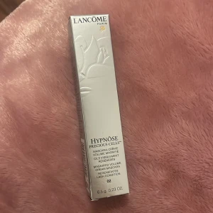 Lancome Paris mascara - Helt oanvänd lancome mascara. Nypris 300kr säljer för 100kr. Väldigt bra för volym till fransar. 
