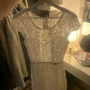 Säljer min fina vita klänning med spets och öppen rygg från Chiara Forthi, Bubbleroom som jag endast använt en gång under ett studentfirande 2019💕💕Har varit i garderoben sen dess och är som ny, säljer då den är för liten!