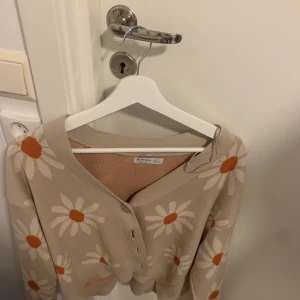 Kofta - Säljer min blommiga kofta från stradivarius i storlek s. Använd några gånger men är mycket bra skikt💕💕