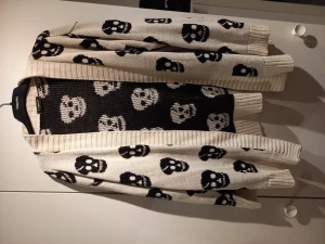 Kofta, poncho, mjuk tröja  - Sällan använda,  katt finns i hemmet. 