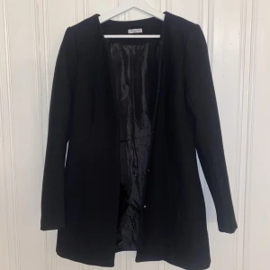 Svart kappa - Svart kappa från Jaqueline de Yong Strl: SMALL