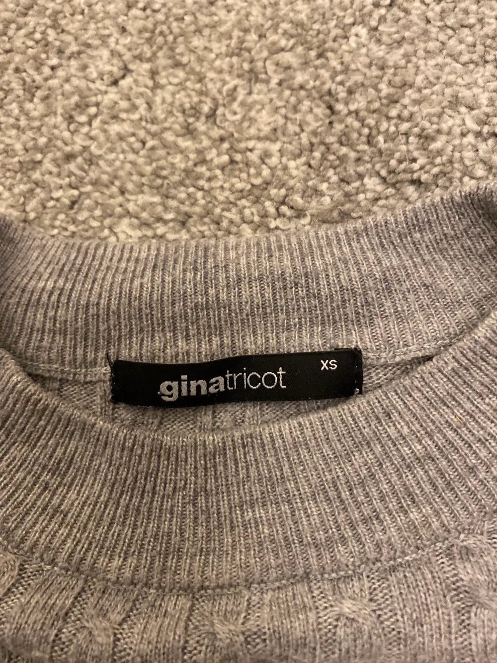 Säljer denna gråa stickade tröjan från Gina tricot i storlek XS för att den aldrig kommer till användning pga att den är lite för lång för mig. Den är i jättebra skick och som ny. Jag köpte den för 200kr och säljer nu den för 55kr❤️. Stickat.