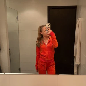 Juicy couture sett - Intressekoll på mitt fina juicy sett🧡 Byxorna i XS och tröjan i XXS. Byxorna sitter på mig som har XXS i allt annat väldigt fint! Jag är 1,60🐅 Nyskick! Skriv privat om fler bilder önskas❤️‍🔥