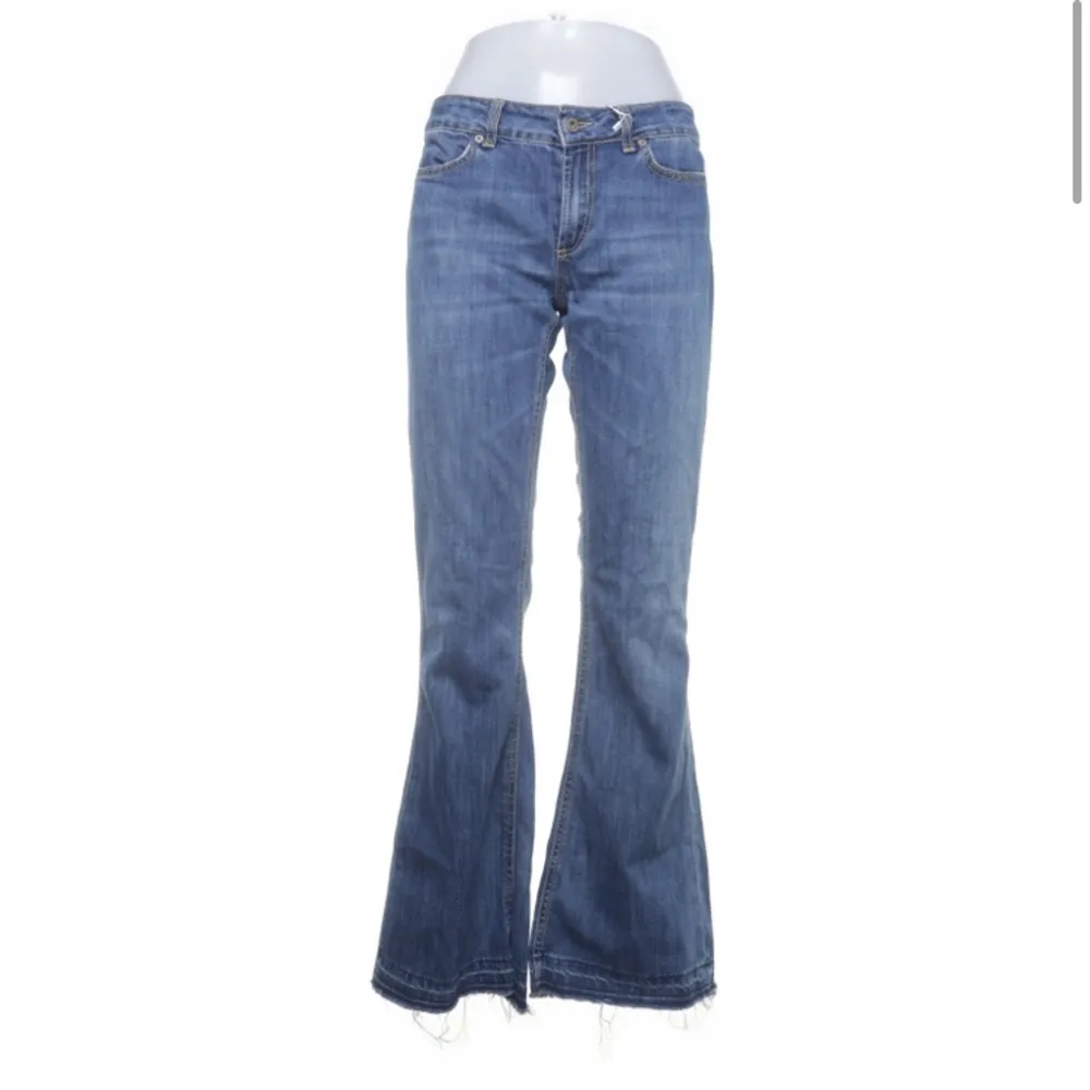 Blåa lowrise flare jeans i storlek 30. Säljer då de är för korta på mig, passar de som är runt 170 och kortare! Aldrig använda och i toppskick, köparen står för fraktkostnaden!🥰. Jeans & Byxor.