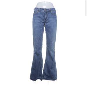 Blåa lowrise flare jeans i storlek 30. Säljer då de är för korta på mig, passar de som är runt 170 och kortare! Aldrig använda och i toppskick, köparen står för fraktkostnaden!🥰